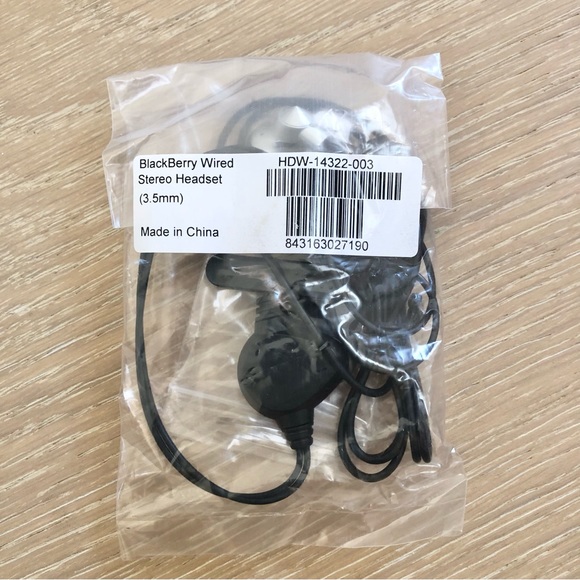 BlackBerry Bold 9700 Smartphone with Battery Charger Headset USB Cable - Picture 8 of 14